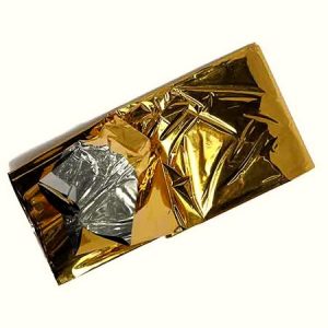 TORINOMED - In film poliestere con copertura in alluminio/alluminio dorato. Adatta a proteggere sia dal freddo che dal caldo. L’interno argentato trattiene il calore del corpo, l’esterno dorato riflette i raggi solari