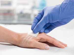 CEROTTI SUTURA OMNISTRIP® - STERILI - color carne - mis. 12 x 101 mm. - Conf. 50 bustine (3 x 2 strip - 300) - immagine 3