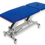 TORINOMED - LETTINO BRUXELLES - elettrico - colore blu Misura standard: larghezza 68 cm Lettino per visite e terapia ad alta stabilità. Regolazione elettrica dell’altezza mediante pedaliera (bassa tensione 24 V).