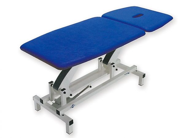 TORINOMED - LETTINO BRUXELLES - elettrico - colore blu Misura standard: larghezza 68 cm Lettino per visite e terapia ad alta stabilità. Regolazione elettrica dell’altezza mediante pedaliera (bassa tensione 24 V).