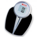 TORINOMED - Bilancia digitale con grande display LCD di facile lettura (65 mm). Struttura metallica resistente e di lunga durata. Piattaforma confortevole.