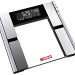 TORINOMED - BILANCIA BODY FAT NEMESI Analizzatore corporeo a schermo intero, con 4 sensori G ad alta precisione. Misura il grasso corporeo, l'acqua, la massa muscolare, la massa ossea e l'IMC. Memoria 8 utenti. Schermo intero LCD molto ampio e retroilluminato con lettura su due righe e pulsante meccanico. Forma ultrasottile. Funzione di accensione automatica. Piattaforma di 6 mm in vetro temperato, elettrodi in acciaio inox.