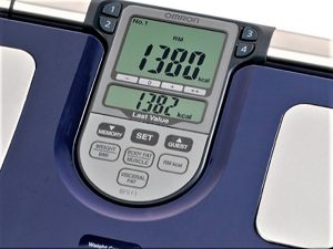 TORINOMED - MISURATORE COMPOSIZIONE CORPOREA OMRON BF511 Il monitor OMRON BF511 fornisce una misurazione completa della composizione del corpo con precisione clinica; si tratta di un dispositivo medico adatto anche per bambini.