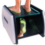 TORINOMED - Il podoscopio è un dispositivo per l’analisi plantare dei piedi. Struttura in legno laccato, piano d’appoggio in cristallo con specchio sottostante inclinato per una reale visualizzazione della pianta dei piedi che evidenzia i punti di maggior e minor carico.