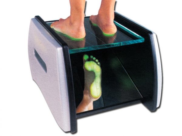TORINOMED - Il podoscopio è un dispositivo per l’analisi plantare dei piedi. Struttura in legno laccato, piano d’appoggio in cristallo con specchio sottostante inclinato per una reale visualizzazione della pianta dei piedi che evidenzia i punti di maggior e minor carico.